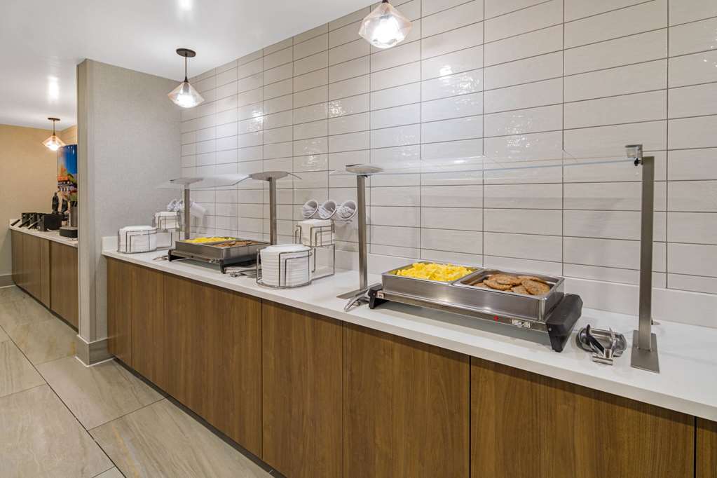 La Quinta Inn & Suites by Wyndham Orange County Airport - photo 28