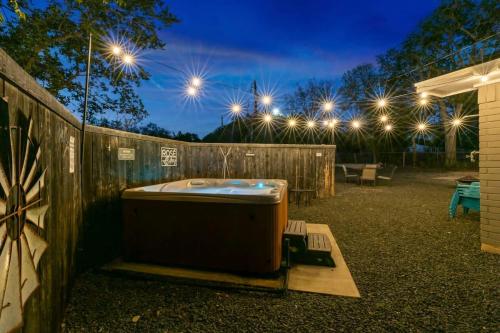 3 Bedroom Hot Tub Firepit Game room — 4-Star Luxury Hotel in Fredericksburg, United States