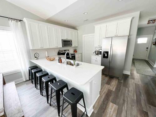 Close 2 Beach & Basefire pitgame roomgrill in Holly Ridge, United States