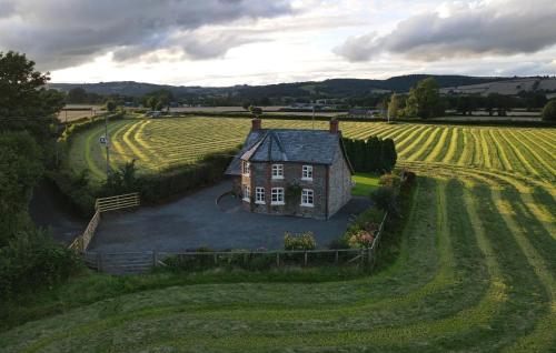 Country Cottage with Far Reaching Views — 4-Star Luxury Hotel in Presteigne, United Kingdom