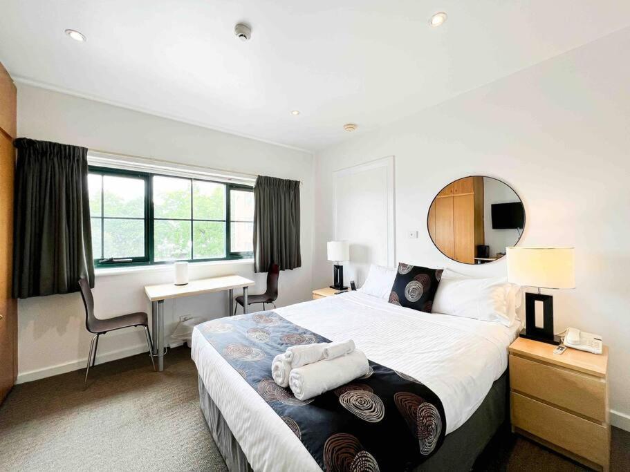 Studio 431 247 gouger st ex hotel room in city in Adelaide, Australia