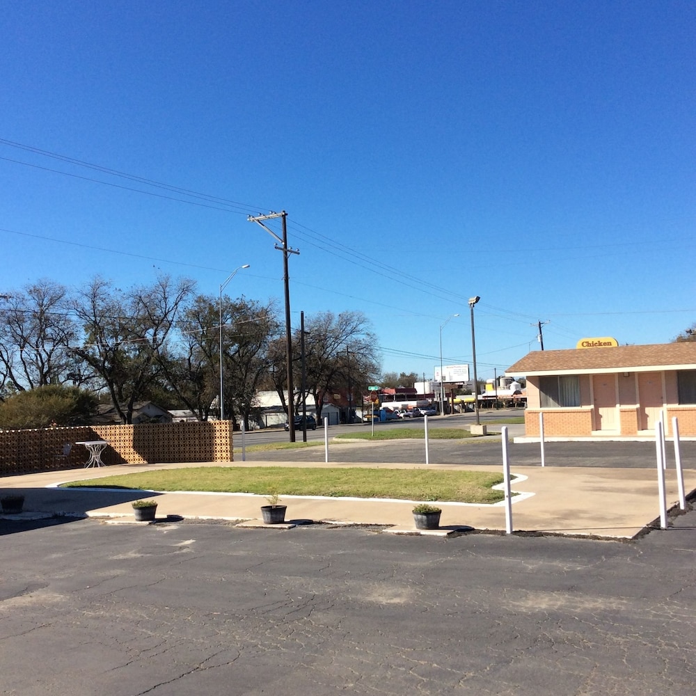 Regency Inn Comanche - photo 33