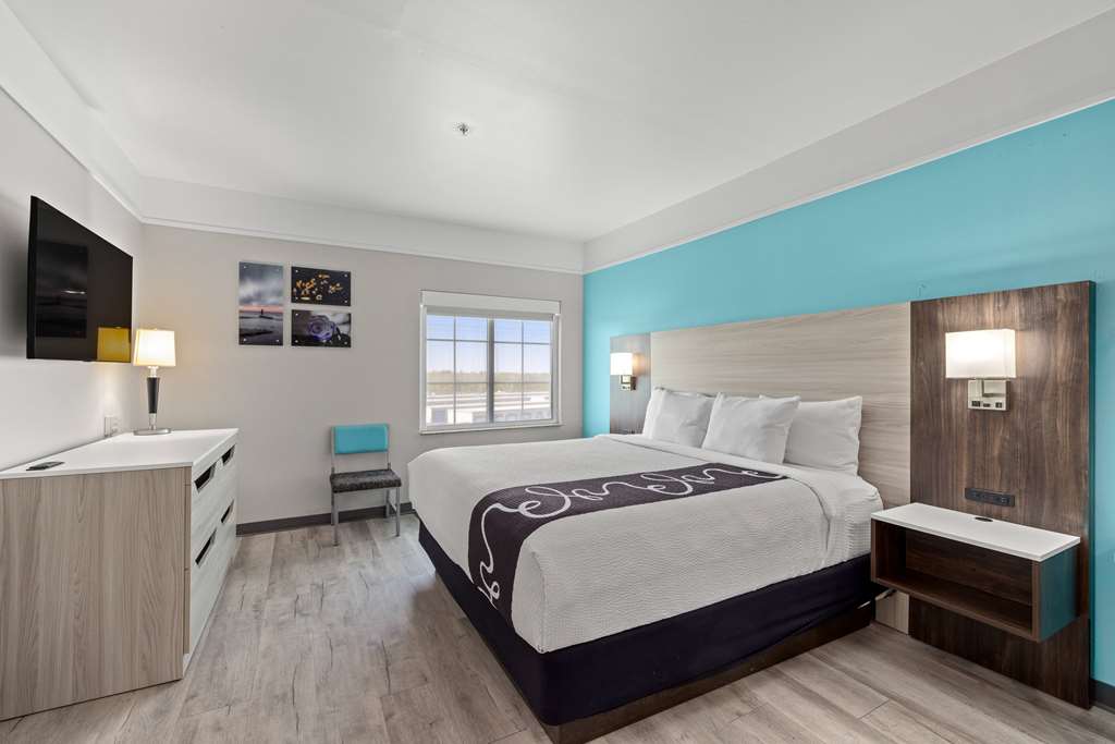 La Quinta Inn & Suites by Wyndham Raymondville - photo 85