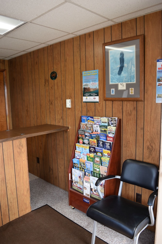 Mid City Motel - photo 2