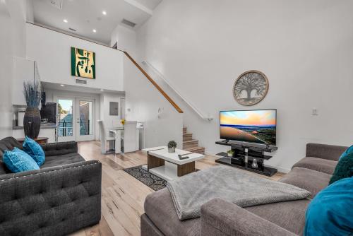 Koreatown Hollywood Urban Oasis 1 Bedroom Loft with Private Parking and Balcony — 4-Star Luxury Hotel in Los Angeles, United States