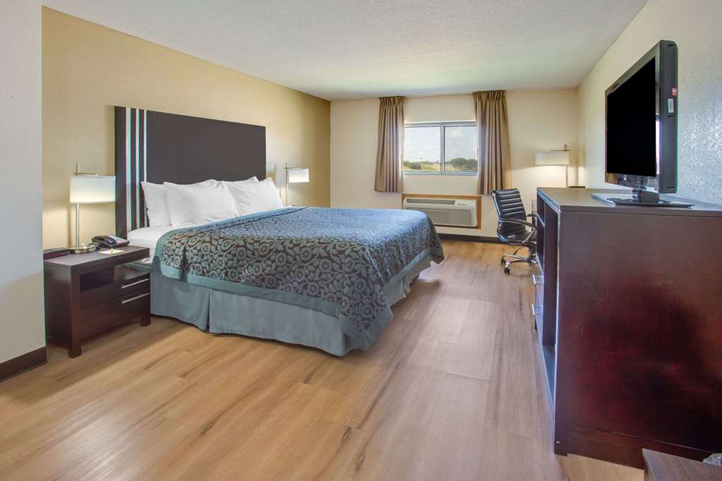 Days Inn by Wyndham Le Roy Bloomington Southeast - photo 9
