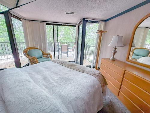 Treetop Village 3Bed3BAPoolsLakefrontLakeview — hotel in Four Seasons