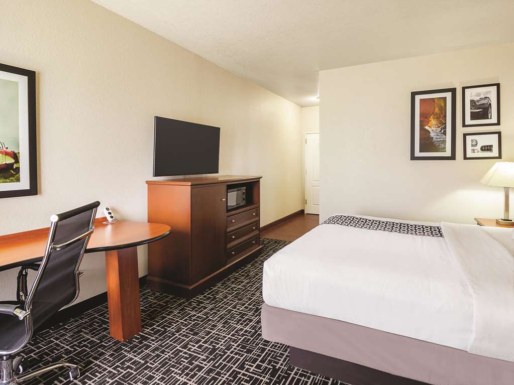 La Quinta Inn & Suites by Wyndham Bowling Green - photo 17