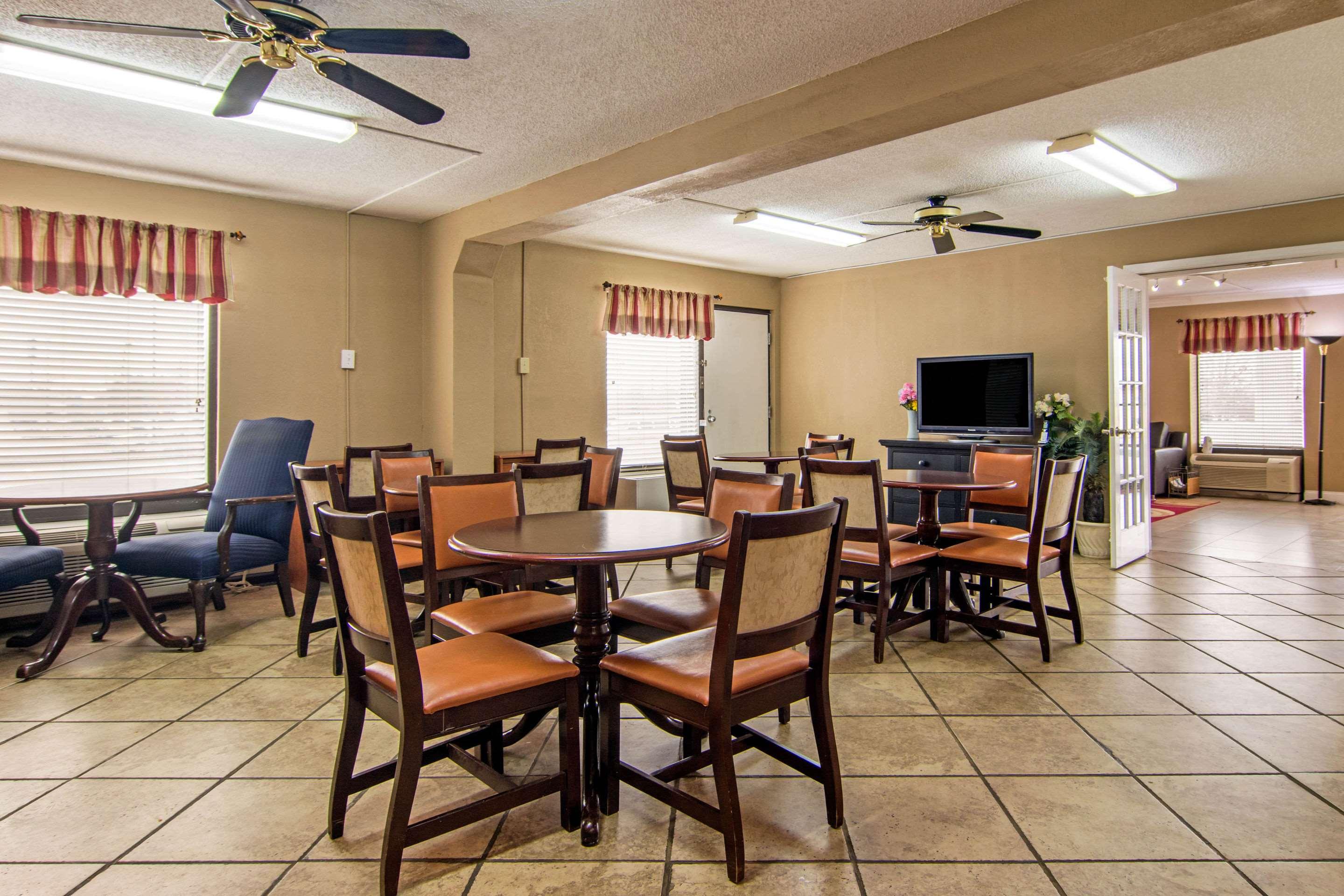 Econo Lodge Madison Airport - photo 26