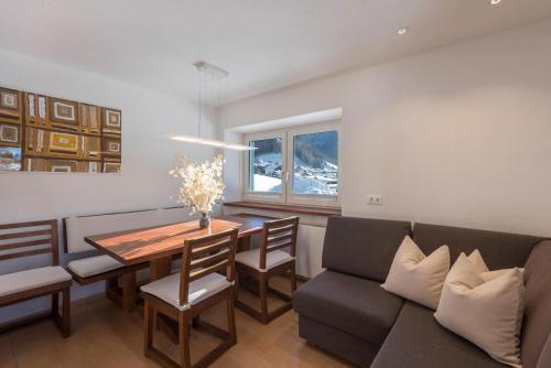 Apartment Justine Wurdengeja — 4-Star Luxury Hotel in Selva, Italy