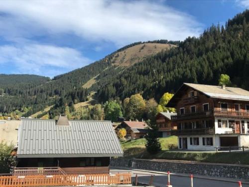 Isabela 63 Beau T2 Renove Proche du Centre in Chatel, France