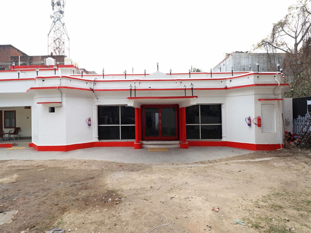 Oyo 28212 High Court View — hotel near Prayagraj Airport