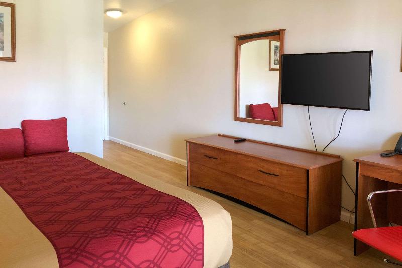 Econo Lodge Inn & Suites Oakland Airport - photo 9