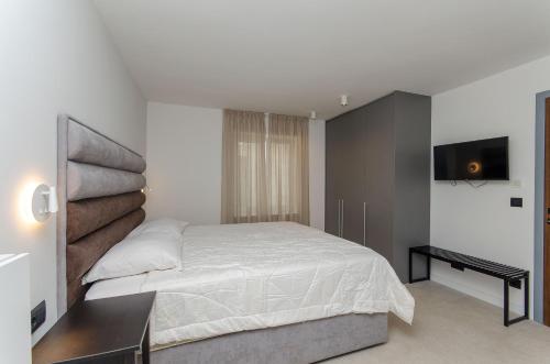 Azure Heaven Apartment w heated pool