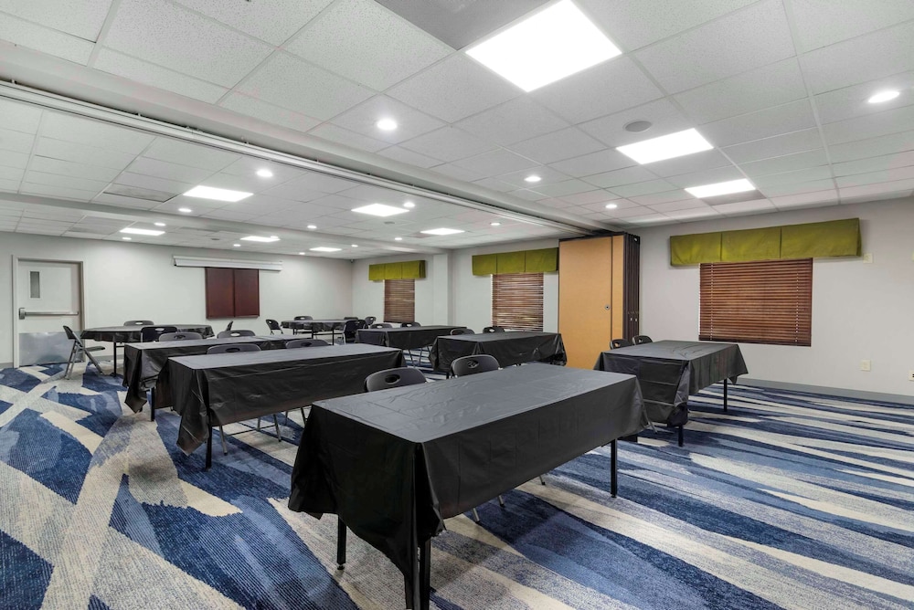 Comfort Suites Atlanta Airport - photo 31