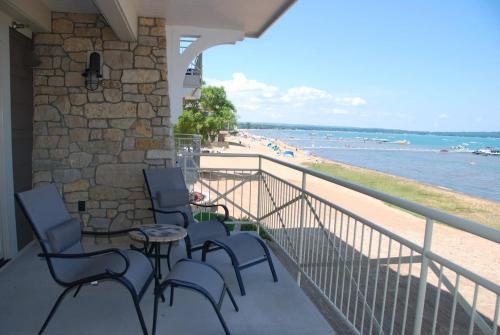 Suite with direct view of Grand Traverse Bay — 4-Star Luxury Hotel in Traverse City, United States