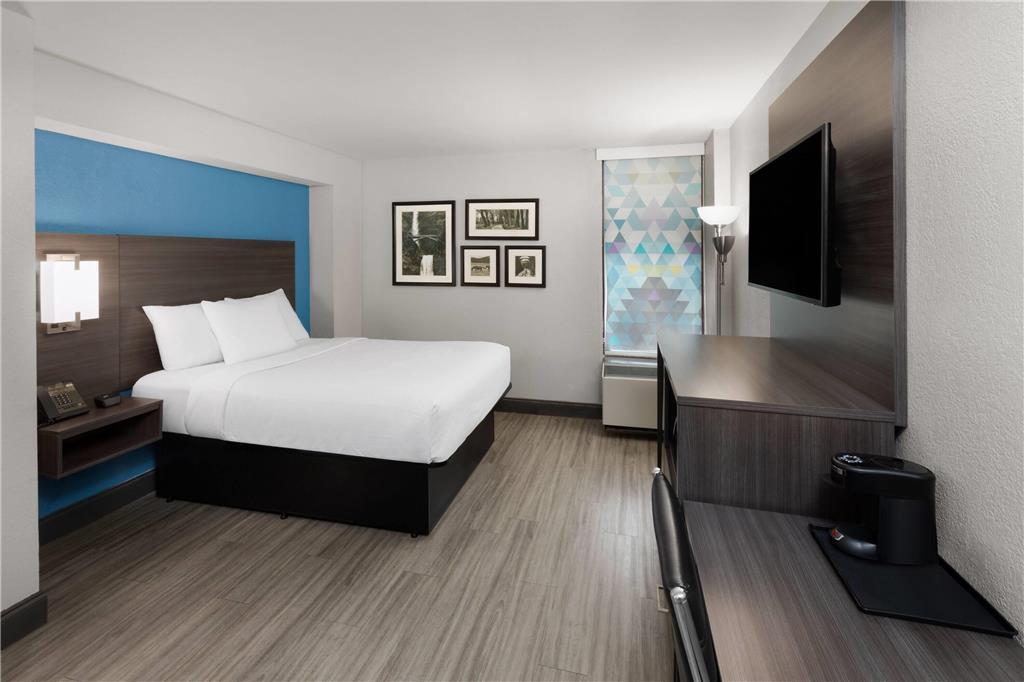 La Quinta Inn & Suites by Wyndham Houston Stafford Sugarland - photo 10