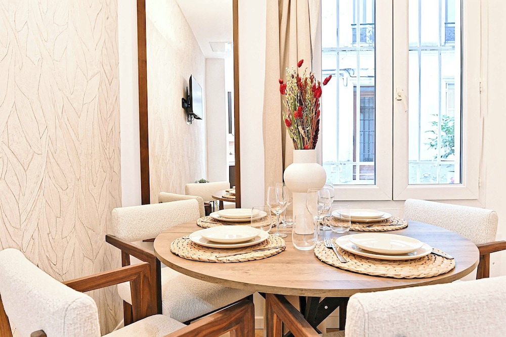 New Flat With AC Porte Maillot arc de Triomphe — 4-Star Luxury Hotel in Paris, France