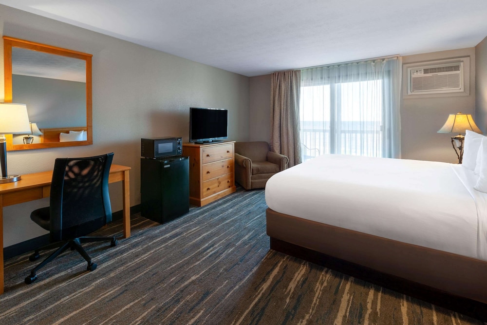 Baymont by Wyndham St. Ignace Lakefront - photo 14