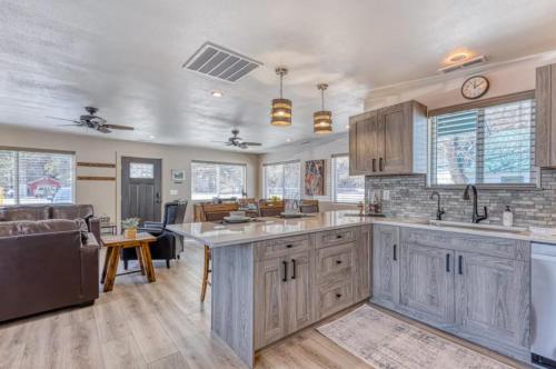 Cozy 3 Bed Room Prickly Pear Lodge 20775353 — Wolf Creek