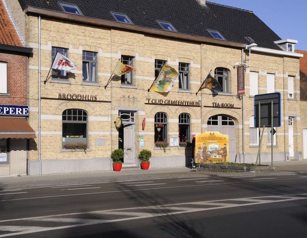 ‘t Oud gemeentehuis Poelkapelle in Kortrijk, Belgium
