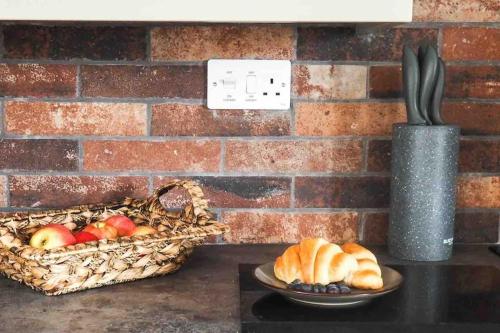 Large Cottage Beach Pubs Shops Netflix BBQ Dog Friendly
