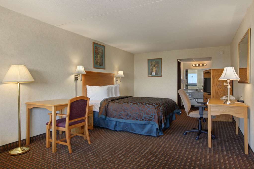 Days Inn by Wyndham Salina South - photo 4