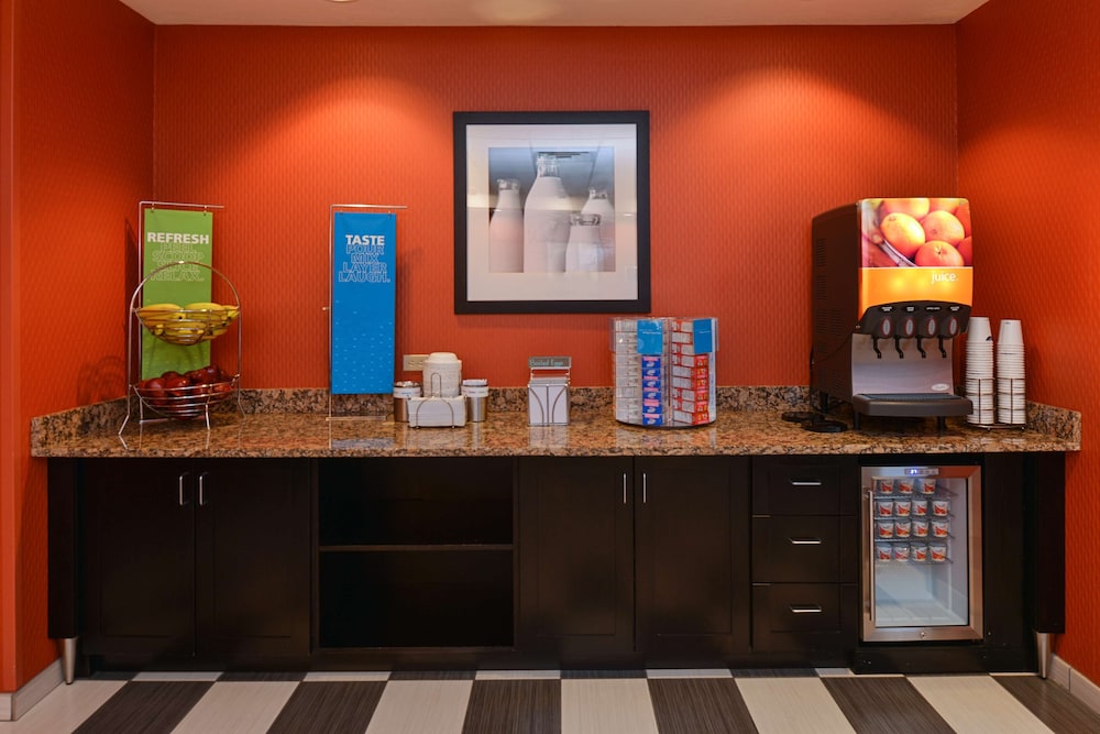 Hampton Inn & Suites Albuquerque Coors Road - photo 32