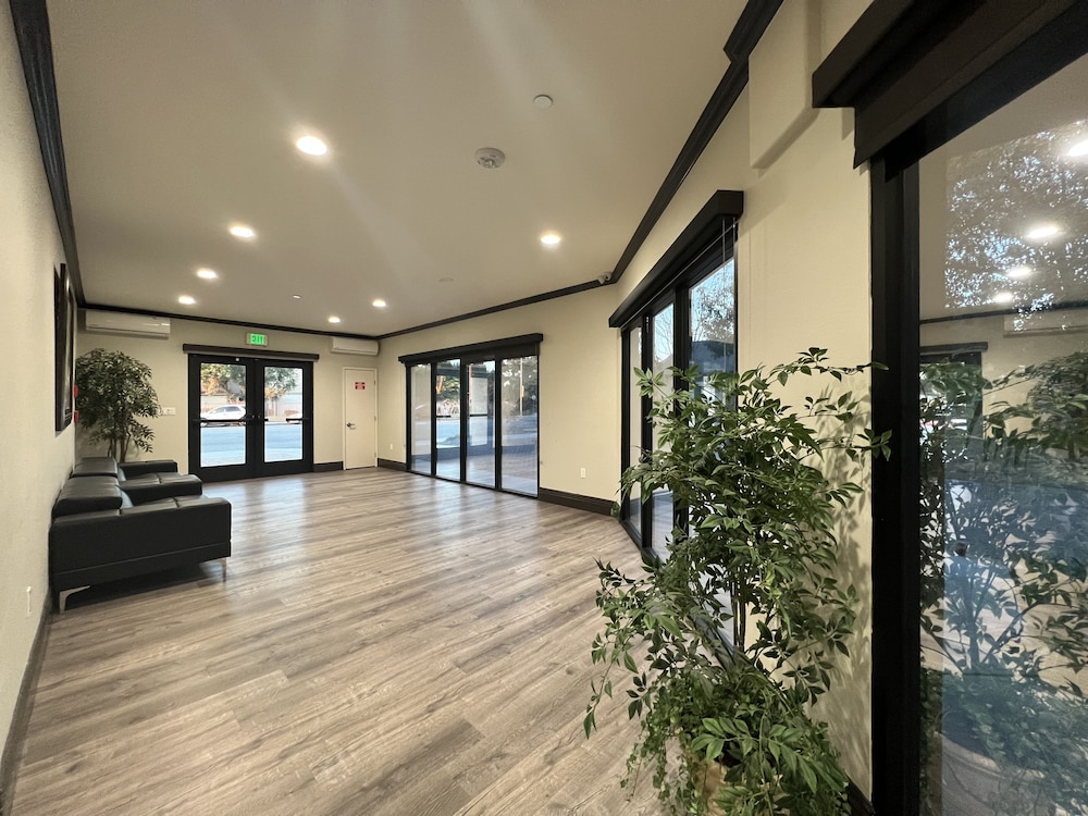 Aspire Inn & Suites Orange - photo 15