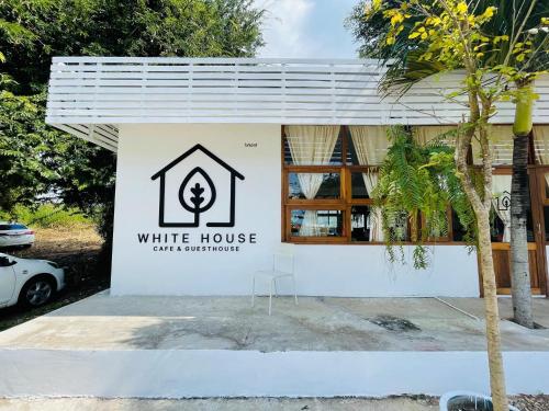Whitehouse cafe&Guesthouse — 4-Star Luxury Hotel in Phayao, Thailand