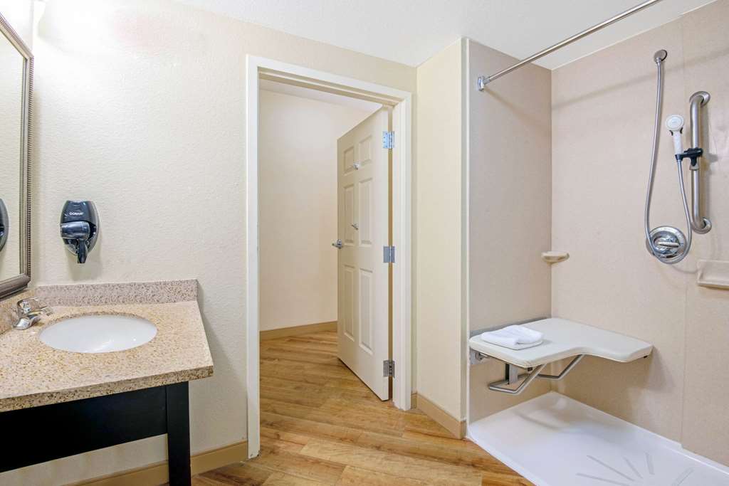 La Quinta Inn & Suites by Wyndham Lawton Fort Sill - photo 19
