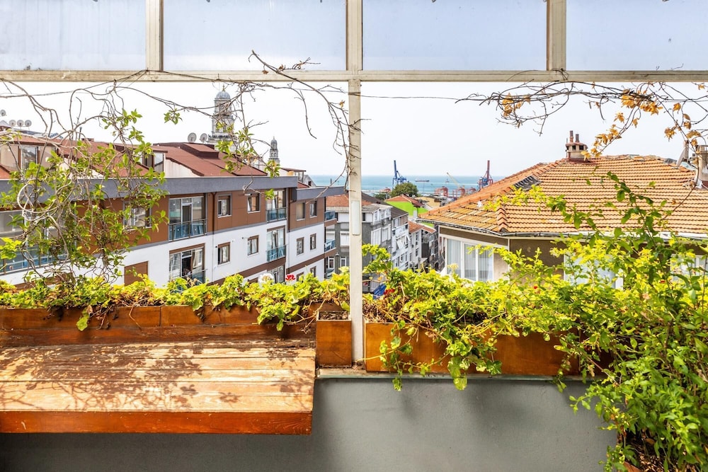 Chic Flat w Balcony BBQ 10 min to Emaar in Uskudar — 4-Star Luxury Hotel in Istanbul, Turkey