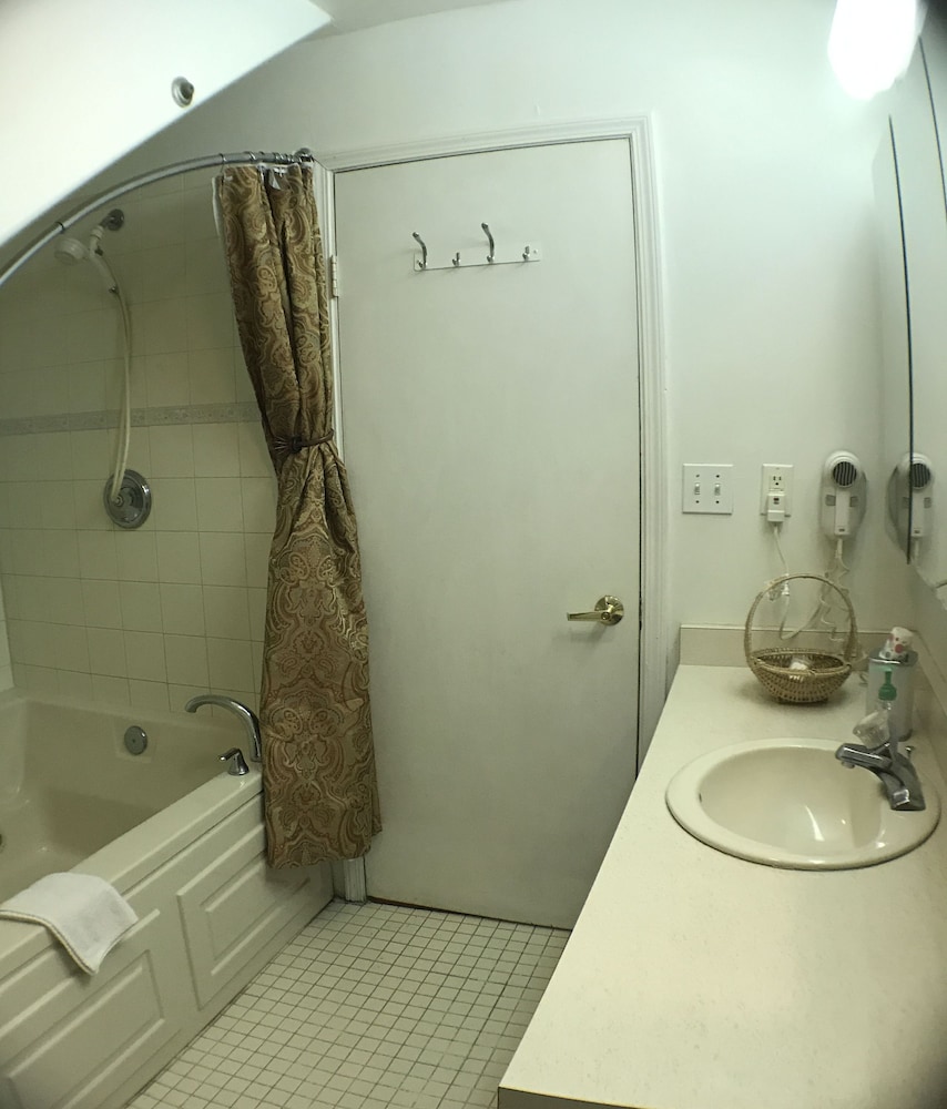 7 Gables Inn & Suites - photo 39