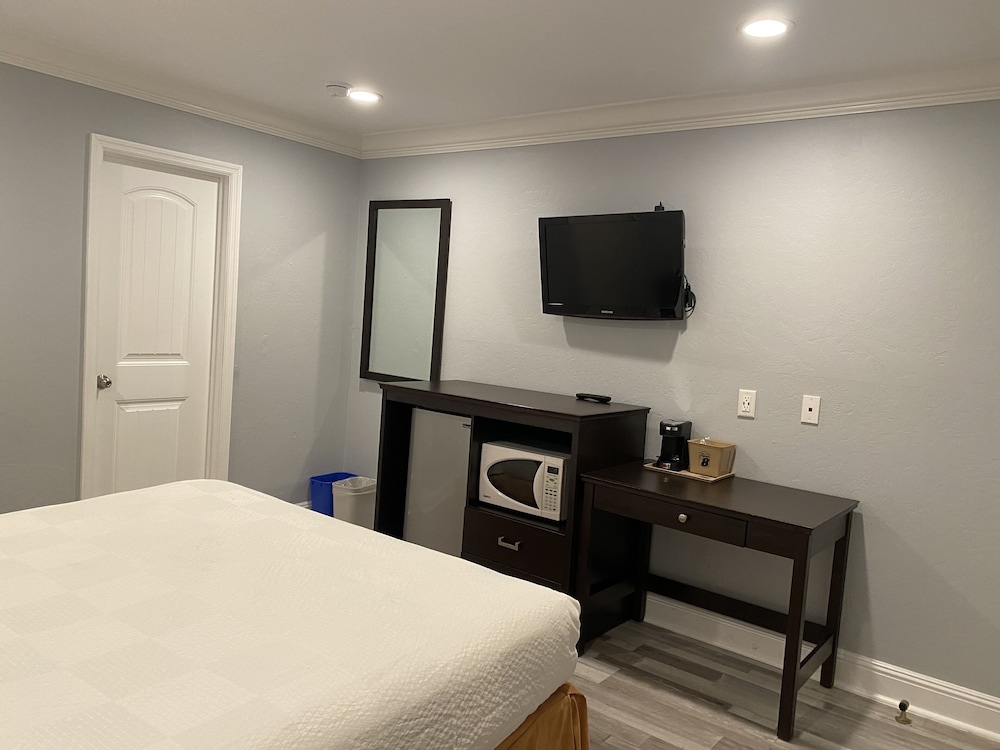 Aura Inn Monterey - photo 20
