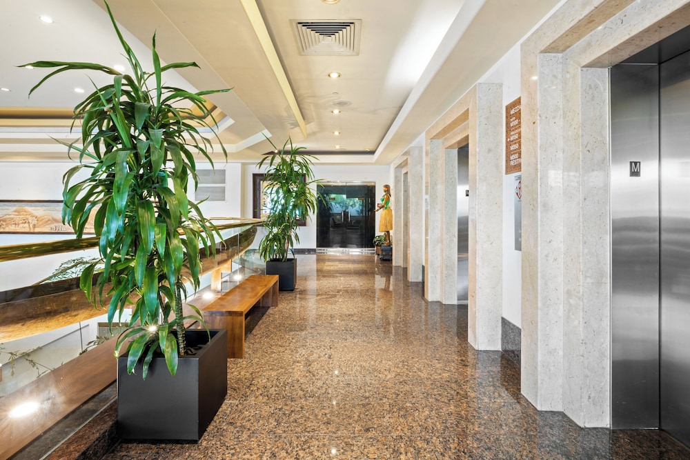 Luana Waikiki Hotel & Suites - photo 8