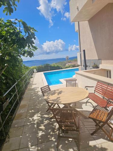 Sea view apartment with swimming pool near beach — 4-Star Luxury Hotel in Split, Croatia
