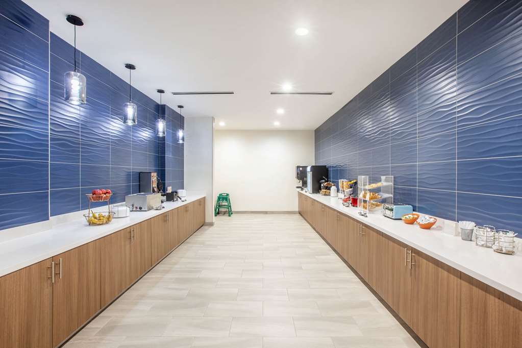 La Quinta Inn & Suites by Wyndham Dallas Duncanville - photo 10