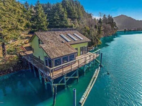 Riverside retreat with stunning views historic charm Coastal adventure awaits — 4-Star Luxury Hotel in Lincoln, United States