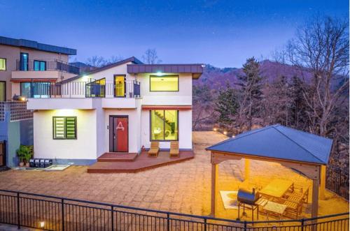 Serene Chuncheon Glamdog in Chuncheon, South Korea