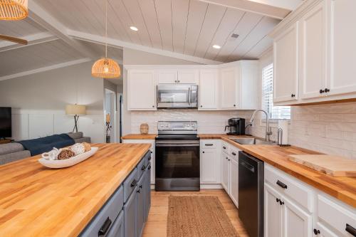 Sawyers Shore Shack by Oak Island Accommodations - photo 8