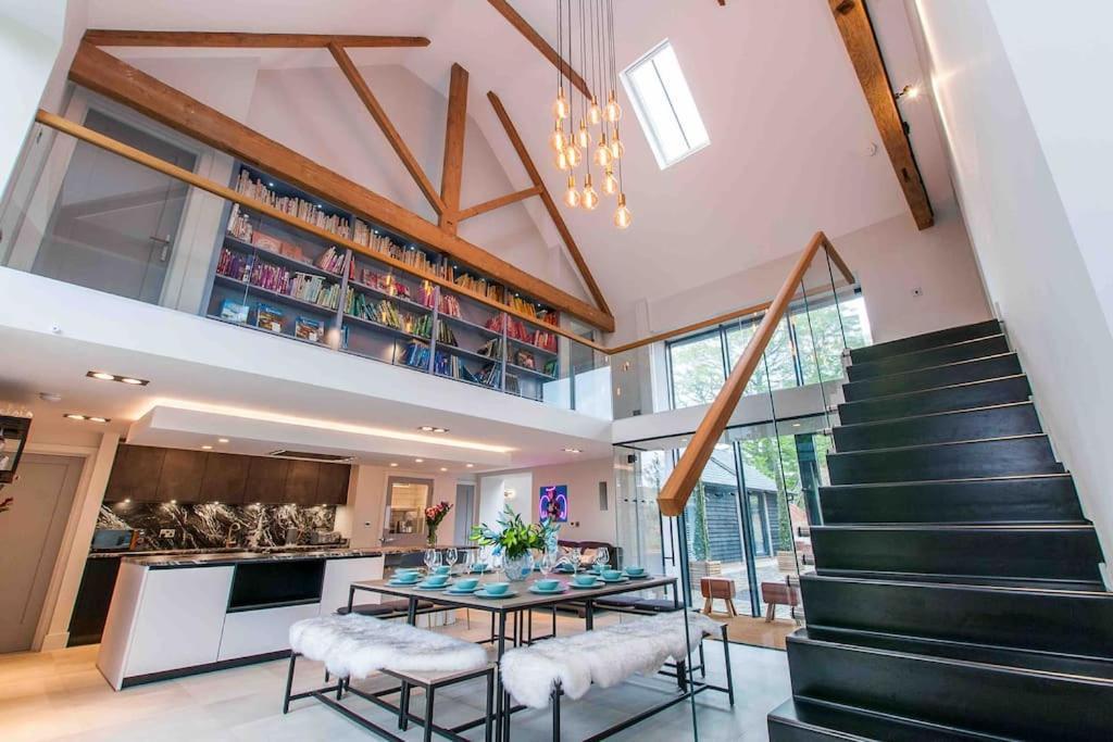 Luxury Modern barn with hot tub — hotel in Lyminge