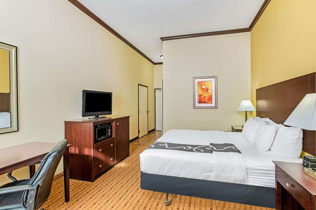 La Quinta Inn & Suites by Wyndham Ennis - photo 15