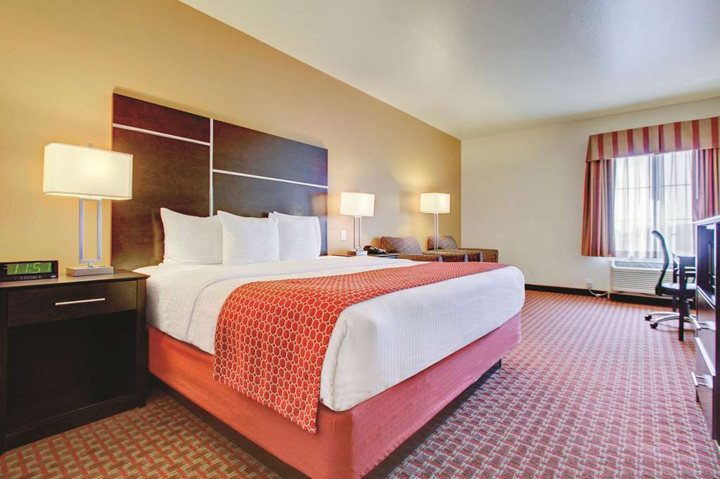 La Quinta Inn & Suites by Wyndham Denver Gateway Park - photo 18