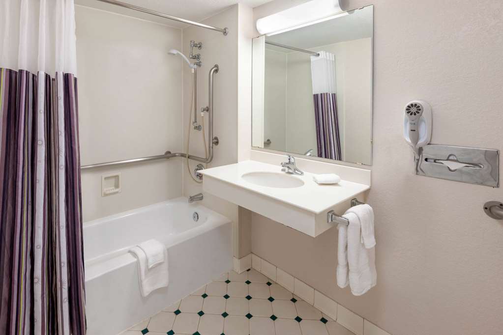 La Quinta Inn by Wyndham Farmington - photo 14