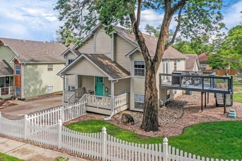 Redwood Haus Premier Spot Hot Tub BBQ — 4-Star Luxury Hotel in Colorado Springs, United States