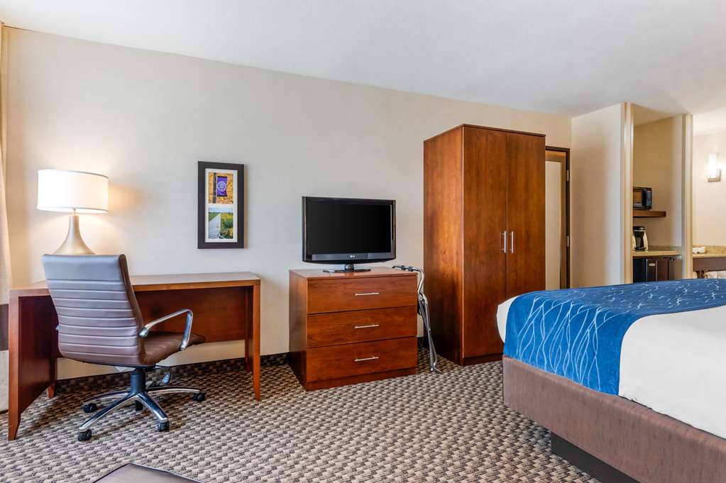 Comfort Inn & Suites Near Route 66 - photo 16