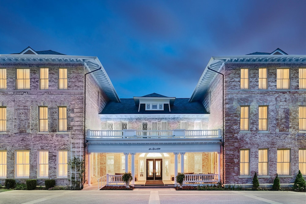 Inn at Carnall Hall in Fayetteville, United States