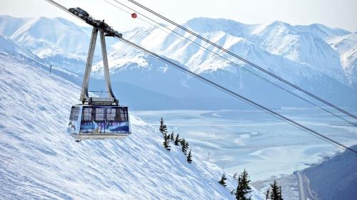 Drift to the Lift Walk Almost Everywhere at Alyeska Resort from Bright Chalet — hotel in Girdwood