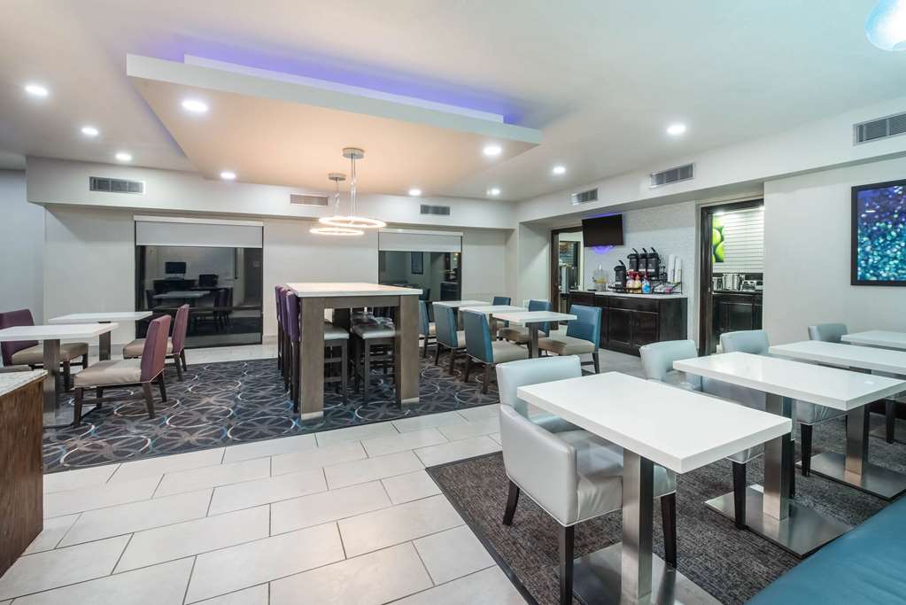 La Quinta Inn & Suites by Wyndham Fairborn Wright Patterson - photo 30