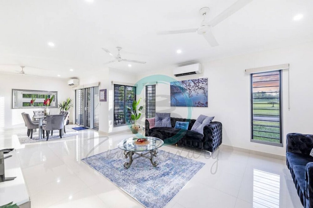 Zenhouse: Stylish Muirhead Home Near Park Hospital — 4-Star Luxury Hotel in Leanyer, Australia